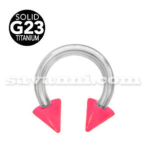 1.2mm Hästskobarbell av Titan med Rosa Koner