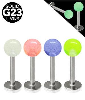 Titaani huulikoru loistaa pimeässä